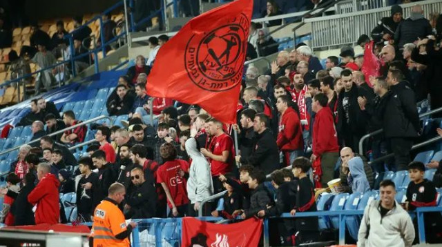 גם הם יצטרכו למצוא בית חלופי בחודשים הקרובים. אוהדי הפועל רמת גן (צילום: אודי ציטיאט)