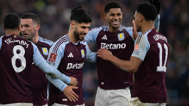 רשפורד ווטקינס ואסנסיו חוגגים (צילום: Visionhaus)