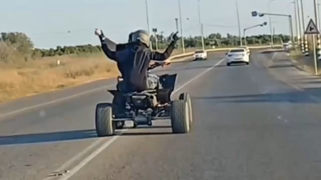 נהג הטרקטורון שעשה תנועת אצבע משולשת לשוטרים (צילום: צילום מסך דוברות המשטרה)