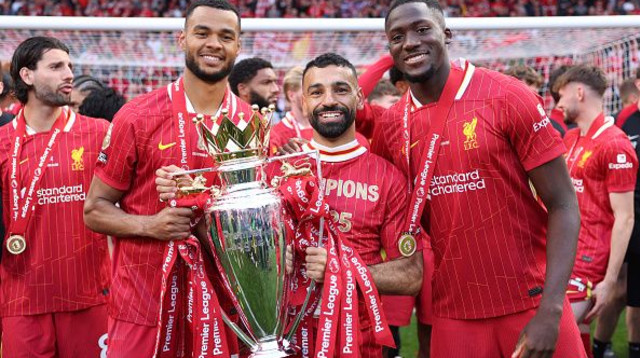 גאקפו קונאטה וסלאח עם גביע הפרמיירליג (צילום: Liverpool FC)