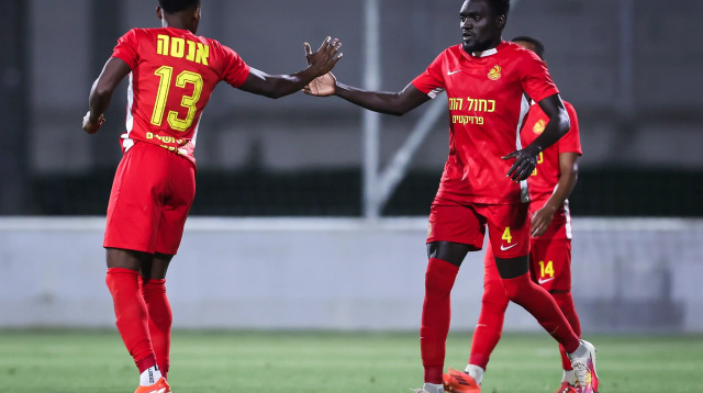 שחקני מ.ס. אשדוד חוגגים: יוג'ין אנסה, טימותי אוואני (צילום: מאור אלקסלסי)