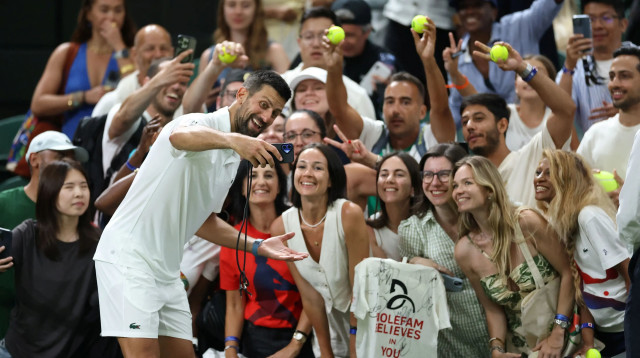 נובאק ג'וקוביץ' טניסאי סרבי מצטלם עם אוהדות (צילום: רויטרס)