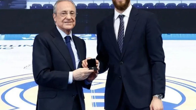 כדורסלן העבר סרחיו רודריגס עם פלורנטינו פרס נשיא ריאל מדריד (צילום: אתר רשמי, ריאל מדריד)