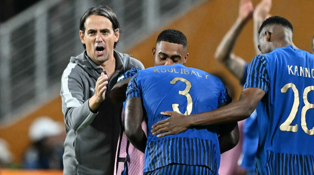 סימונה אינזאגי מאמן אל הילאל עם שחקניו (צילום: GettyImages, PATRICIA DE MELO MOREIRA/AFP)