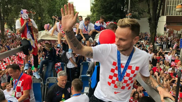 שחקן נבחרת קרואטיה איבן ראקיטיץ' בחגיגות (צילום: רויטרס)