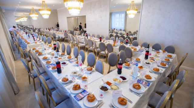 שולחן סעודה בבית חב"ד בודפשט (צילום: בית חב"ד בבודפשט)