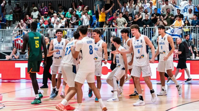 נבחרת ישראל עד גיל 19 חוגגת אליפות העולם (צילום: אתר רשמי, אתר פיב"א)