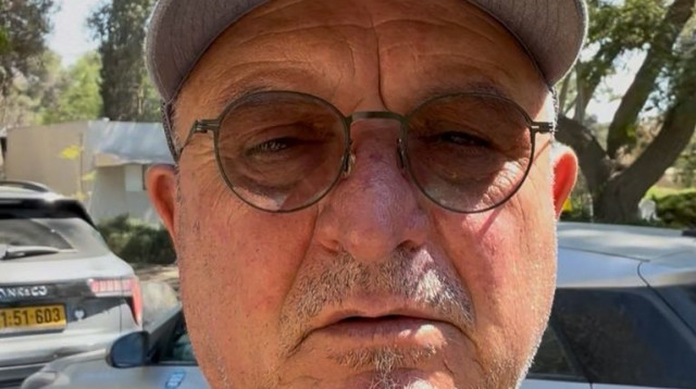 דני אלגרט חוסם את דרכו של נתניהו לניר עוז (צילום: ללא קרדיט)