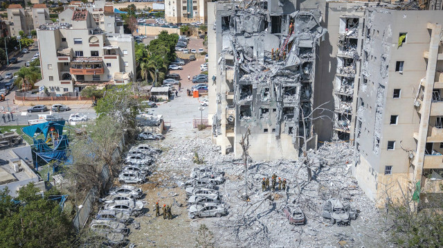 פגיעת הטיל האיראני בבאר שבע (צילום: יונתן זינדל פלאש 90)