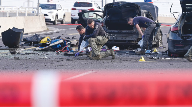 שוטרים בזירה בה התפוצצה מכונית כתוצאה מחשד להתנקשות, בנתיבי איילון בתל אביב, 9 במרץ 2025 (צילום: אבשלום ששוני)