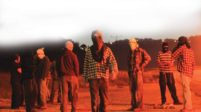 רעולי פנים יהודים ליד קדומים (צילום: קובי גדעון, פלאש 90)