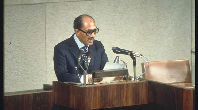 אנואר סאדאת נואם בכנסת (צילום: יעקב סער, לע"מ)