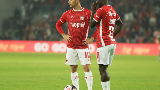 שחקן הפועל באר שבע קינגס קאנגווה עם דן ביטון (צילום: קובי אליהו)