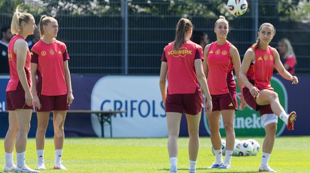 שחקניות נבחרת גרמניה (צילום: Arnd Wiegmann)