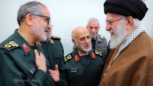  עלי שדמני (משמאל) יחד עם עלי חמינאי  (צילום: צילום מסך לפי סעיף 27א)