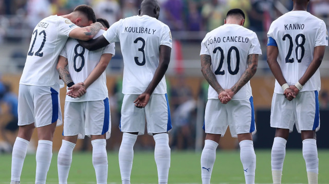 שחקני אל הילאל מנחמים את רובן נבש (צילום: GettyImages)
