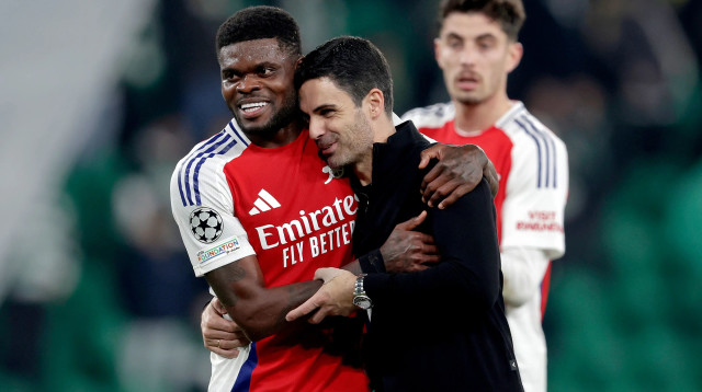 מיקל ארטטה, מאמן ארסנל לצד תומאס פארטיי (צילום: GettyImages)