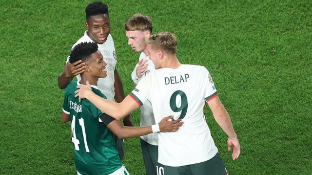 שחקני צ'לסי לצד אסטבאו (צילום: Getty images)