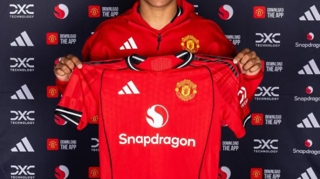 דייגו לאון במעמד החתימה במנ'צסטר יונייטד (צילום: עמוד האינסטגרם הרשמי של מנצ'סטר יונייטד)