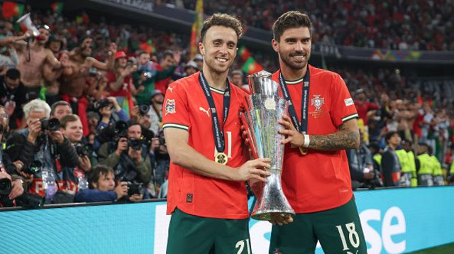 רובן נבש ודיוגו ז'וטה עם גביע ליגת האומות (צילום: Maja Hitij - UEFA)