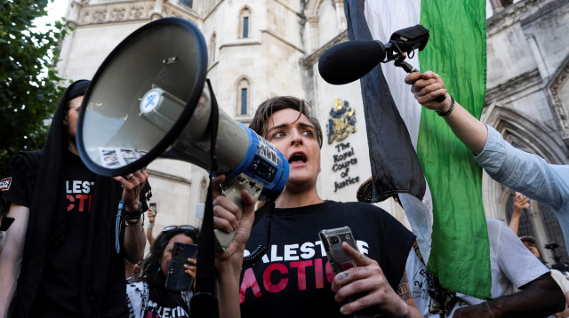 פעילי "Palestine Action" מחוץ לבית המשפט בבריטניה (צילום: REUTERS/Carlos Jasso)
