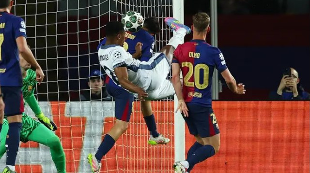 התעופפות מרהיבה. דומפריס כובש (צילום: רויטרס)