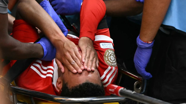 ג'מאל מוסיאלה שחקן באיירן מינכן לאחר שנפצע (צילום: GettyImages, PATRICIA DE MELO MOREIRA/AFP)