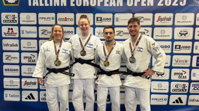 ערן פיקס (מימין), יהונתן וקסלר, מאיה גושן, גילי שריר עם מדליות בתחרות בטאלין (צילום: אתר רשמי, איגוד הג'ודו)