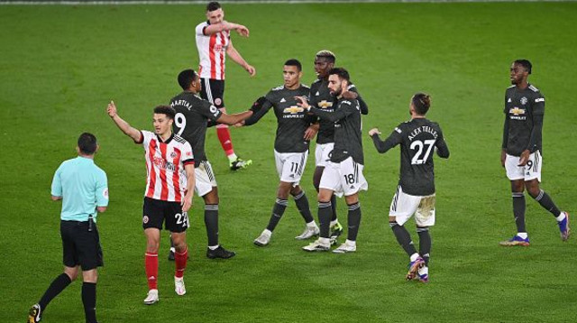 מרסיאל פוגבה ופרננדש חוגגים (צילום: Laurence Griffiths)