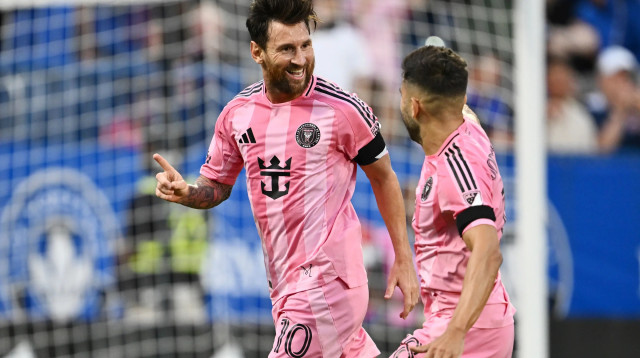 ליאונל מסי חוגג עם ג'ורדי אלבה, שחקן אינטר מיאמי (צילום: GettyImages, Minas Panagiotakis)