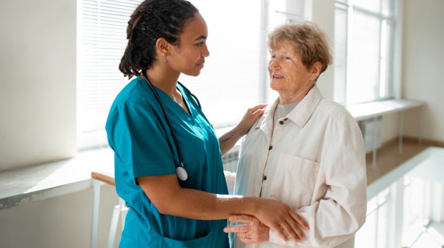 המדריך המלא לבחירת מטפל/ת סיעודי/ת ליקיריכם (צילום: FREEPIK)