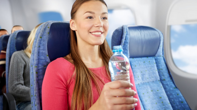 אישה עם בקבוק מים (צילום: אינגאימג')