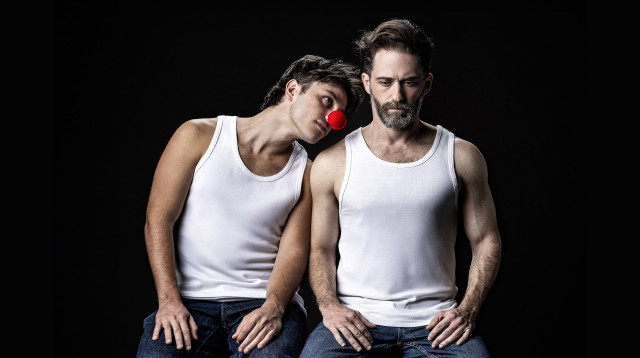 תום אבני ועידו טאקו - מתוך ההצגה "החולה ההודי" מאת רשף לוי (צילום: באדיבות תיאטרון הקאמרי)