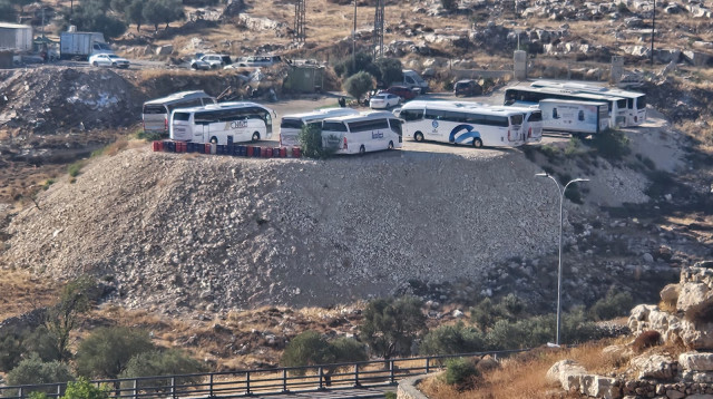 חניון האוטובוסים הפיראטי ששולט על מחלף בן ציון נתניהו (צילום: תנועת רגבים)