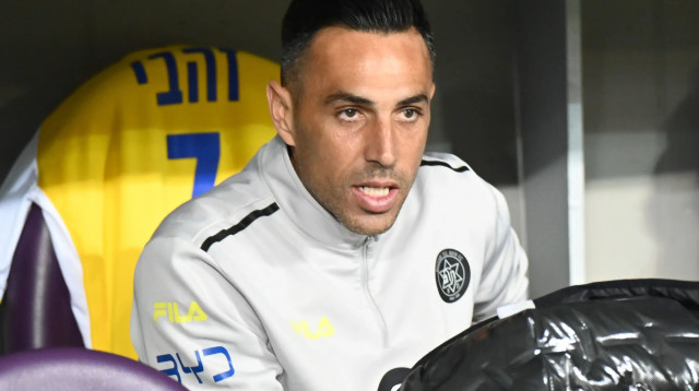 ערן זהבי על ספסל מכבי תל אביב (צילום: ברני ארדוב)