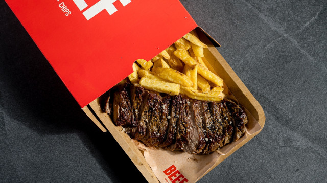 BEEF. אנטריקוט 300 גרם ותוספות ב-99 שקלים (צילום: אסף קרלה)