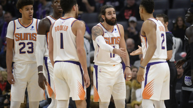 שחקני פיניקס סאנס עם ריקי רוביו (צילום: AP)