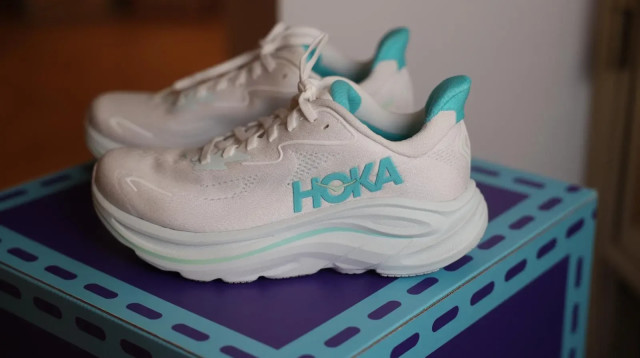 Hoka - Clifton 10 (צילום: אור גפן)