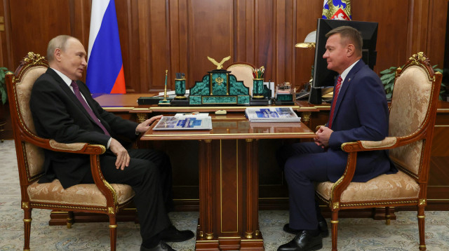 נשיא רוסיה ולדימיר פוטין ושר התחבורה לשעבר רומן סטרובויט בפגישה בינואר 2025 (צילום: רויטרס)