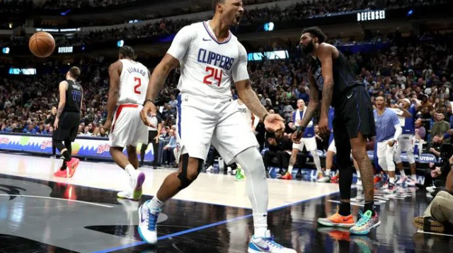 הקליפרס בזון. נורמן פאוול חוגג (צילום: GettyImages, Tim Heitman)