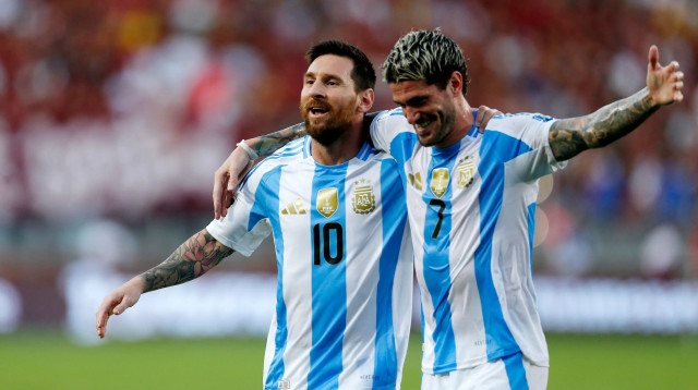 רודריגו דה פול, ליאונל מסי שחקני נבחרת ארגנטינה חוגגים (צילום: רויטרס)