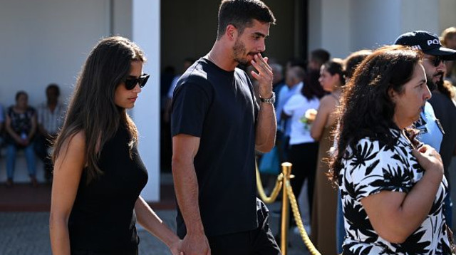 אנדרה סילבה ואשתו בהלוויה של ז'וטה ואחיו (צילום: Octavio Passos / Stringer)