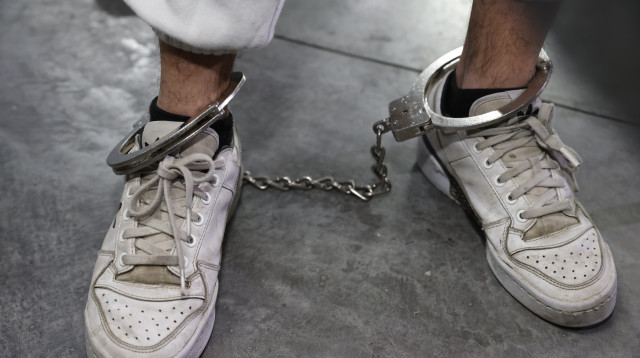 אזיקים, עצור (צילום: יוסי זמיר, פלאש 90)