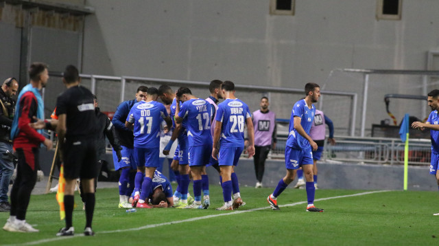 עידן ורד חוגג את השער שלו מול הפועל חדרה (צילום: שלומי גבאי)