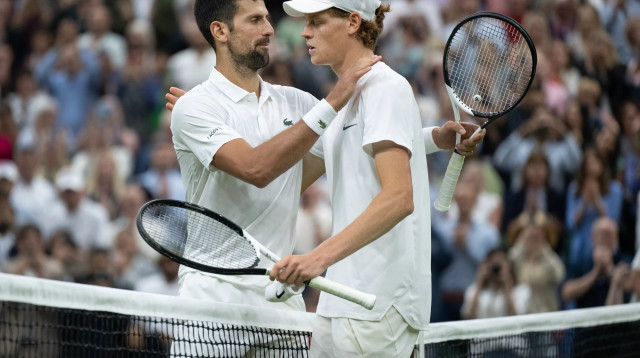 יאניק סינר טניסאי איטלקי עם נובאק ג'וקוביץ' טניסאי סרבי, חצי גמר ווימבלדון 2023 (צילום: רויטרס)