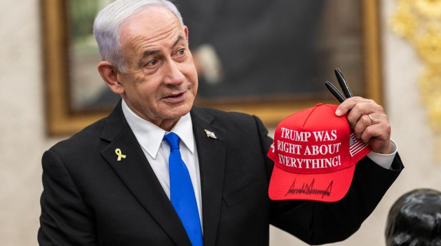 בנימין נתניהו עם כובע חתום של טראמפ (צילום: הבית הלבן)