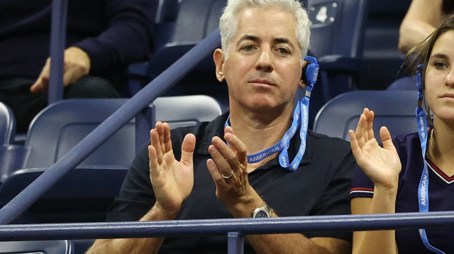 המיליארדר ביל אקמן צופה בחצי גמר אליפות ארה"ב הפתוחה 2021 (צילום: GettyImages, Elsa)