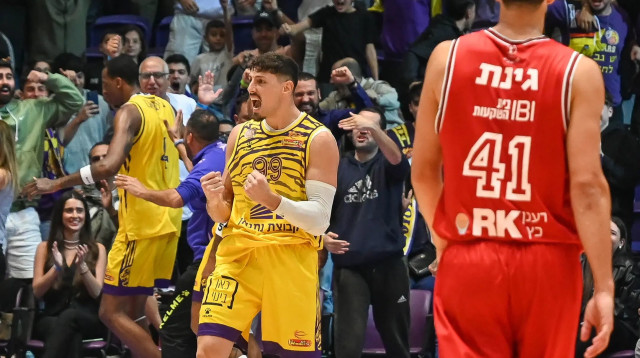 שחקן הפועל חולון יפתח זיו חוגג (צילום: ברני ארדוב)