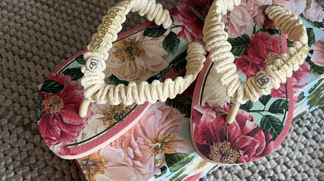 הכפכפים של דולצ'ה וגבאנה x הוויאנס (צילום: שובל עזור)