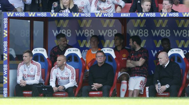 ראלף ראגניק בספסל מנצ'סטר יונייטד (צילום: Steven Paston - PA Images)